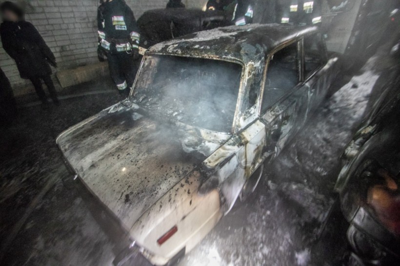 В Днепре на стоянке сгорели четыре автомобиля (ФОТО, ВИДЕО)