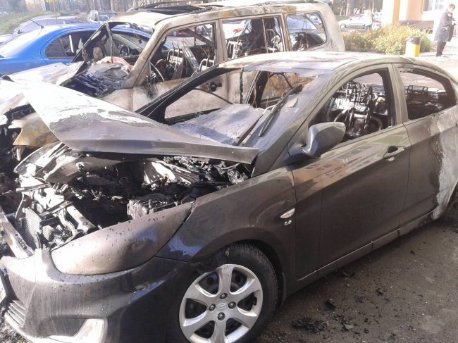 Под Киевом у жилого дома сгорели шесть автомобилей (ФОТО)