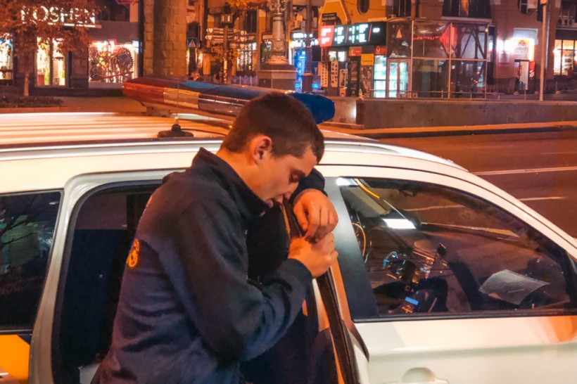 Бросался на людей и плакал: в центре Киева неадекватный парень бегал по дороге (ФОТО)