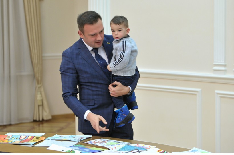 В Секретариате Кабмина к празднику Николая устроили конкурс детских рисунков 
