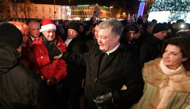 Порошенко провожал 2018 год на Софийской площади