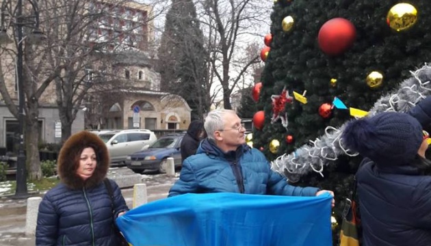 В Софии подаренную Россией елку украсили желтыми и голубыми корабликами