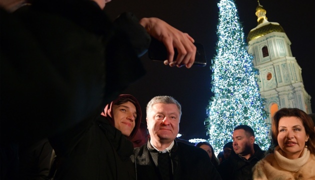 Порошенко провожал 2018 год на Софийской площади