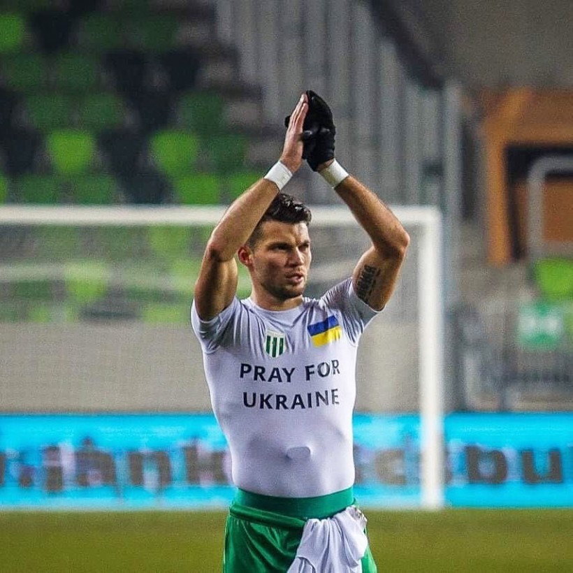 Футболиста венгерского клуба могут оштрафовать за надпись на футболке Pray for Ukraine (фото)