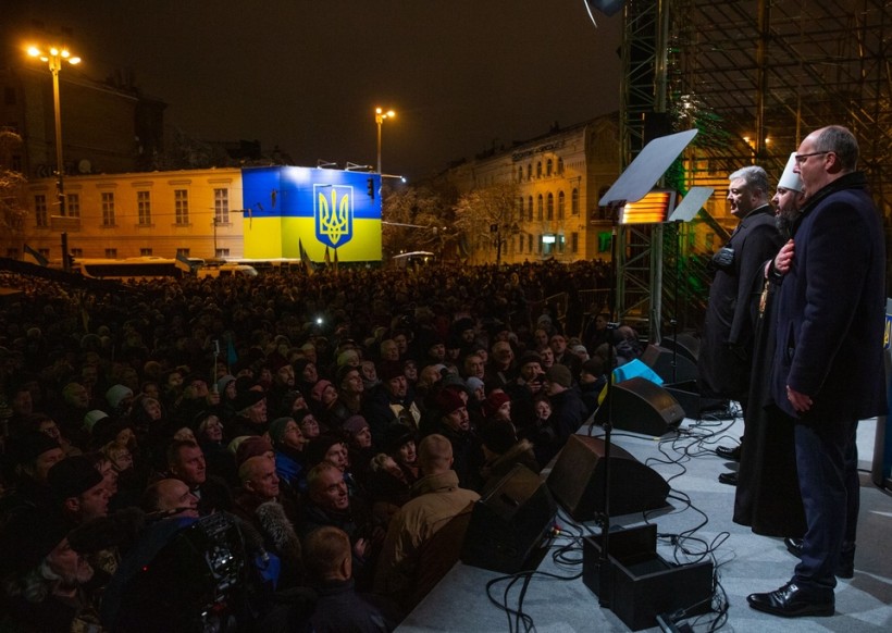 Порошенко благодарен украинцам за массовую поддержку Объединительного собора