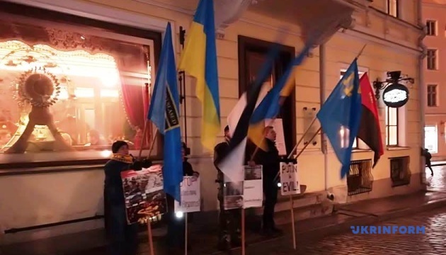 Посольство РФ в Таллинне пикетировали в поддержку украинских политзаключенных