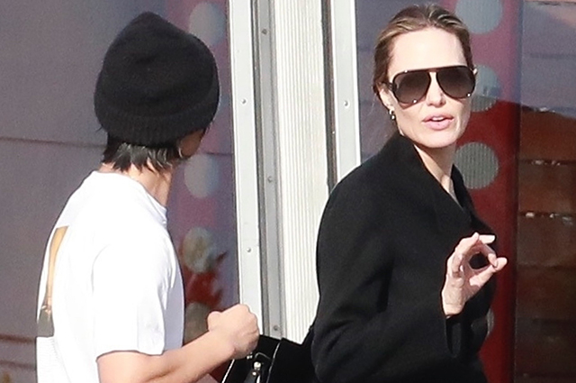 Анджелина Джоли с сыновьями Ноксом и Паксом посетила торговый центр в Лос-Анджелесе