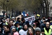 	Правоохранители в Париже задержали 12 "желтых жилетов"