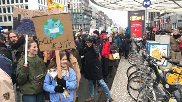 В Брюсселе проходит многотысячная акция за усиление борьбы с глобальным потеплением В Брюсселе проходит многотысячная акция за усиление борьбы с глобальным потеплением