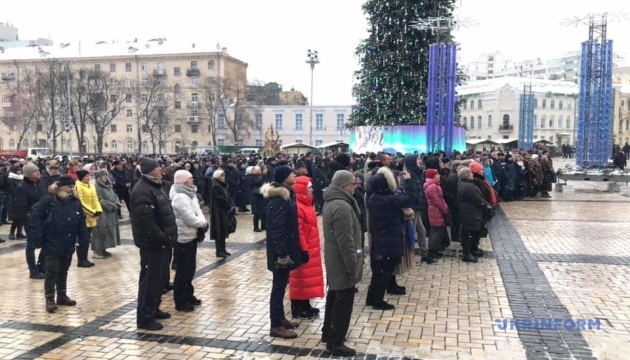 На Софийской площади собираются украинцы на праздничное богослужение