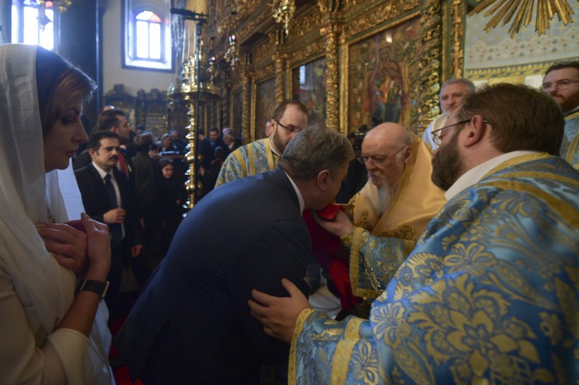 Порошенко принял причастие в Храме Святого Георгия Вселенского Патриархата