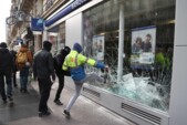 	Протесты "желтых жилетов" в Париже: полиция применила слезоточивый газ, есть раненые