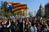 	Тысячи каталонцев снова требуют независимость: яркие фото с улиц Барселоны