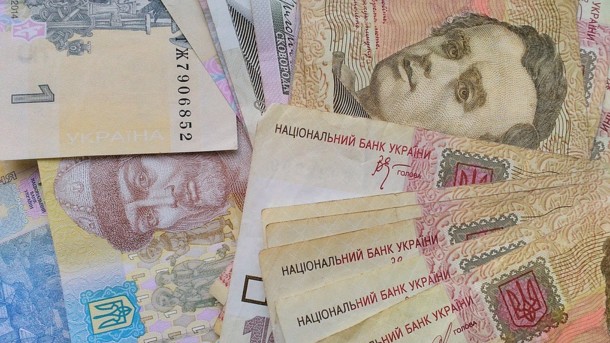 "Минималка" 300 долларов: эксперт объяснил, когда украинцам ждать роста зарплат