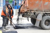 	В Запорожье посреди зимы дорожники ведут ямочный ремонт дорог: опубликованы фото