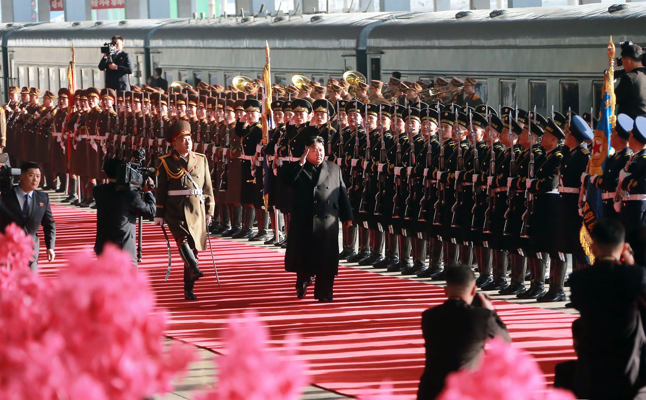 	Бронепоезд и цветы: как Ким Чен Ына провожали на встречу с Трампом, опубликованы фото