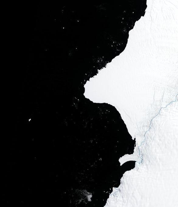 	В Антарктиде откалывается айсберг площадью вдвое больше, чем Киев