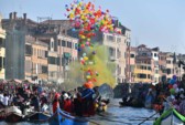 	В Венеции начался ежегодный карнавал: появились яркие фото и видео