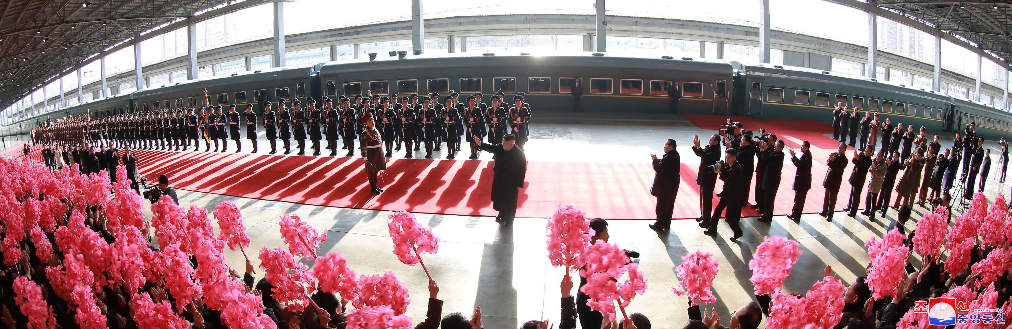 	Бронепоезд и цветы: как Ким Чен Ына провожали на встречу с Трампом, опубликованы фото