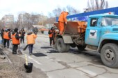	В Запорожье посреди зимы дорожники ведут ямочный ремонт дорог: опубликованы фото
