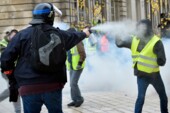 	Протесты "желтых жилетов" в Париже: полиция применила слезоточивый газ, есть раненые