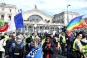 	Водометы, БТР и жандармы: как проходит юбилейная акция "желтых жилетов" в Париже