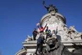 	В Париже на акциях "желтых жилетов" полиция задержала почти сто человек: появились новые фото