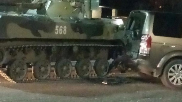 В России военная техника "поцеловала" Land Rover: появилось видео В России военная техника "поцеловала" Land Rover: появилось видео