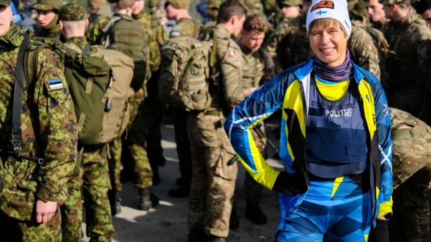 Президент Эстонии совершила марш-бросок вместе с военными Президент Эстонии совершила марш-бросок вместе с военными