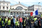 	Водометы, БТР и жандармы: как проходит юбилейная акция "желтых жилетов" в Париже