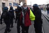 	В Париже на акциях "желтых жилетов" полиция задержала почти сто человек: появились новые фото