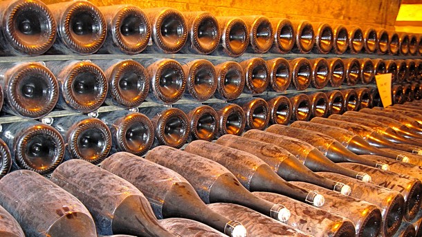 Из-за "желтых жилетов" во Франции рухнули продажи шампанского Из-за "желтых жилетов" во Франции рухнули продажи шампанского