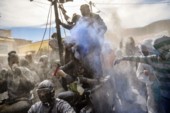 	В Греции прошли бои мукой: яркие фотографии попали в сеть