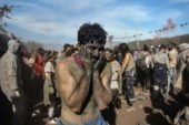 	В Греции прошли бои мукой: яркие фотографии попали в сеть