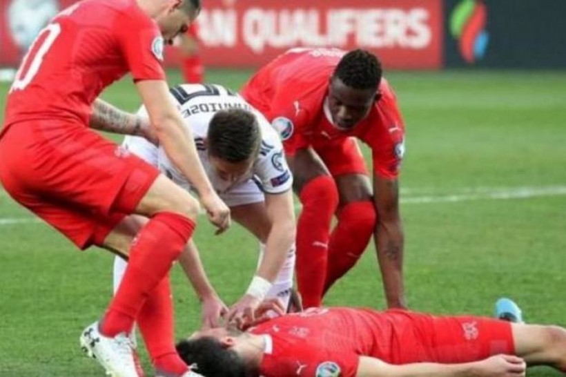 В матче квалификации Евро-2020 игрок спас футболиста сборной Швейцарии от смерти на поле (фото)