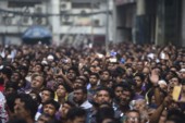 	В Бангладеше горит небоскреб: люди прыгают из окон и ждут помощи на крыше