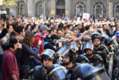 	В Белграде протестующие заблокировали резиденцию президента Сербии