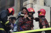 	В Бангладеше горит небоскреб: люди прыгают из окон и ждут помощи на крыше