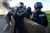 	Во французской тюрьме надзиратели устроили огненный протест