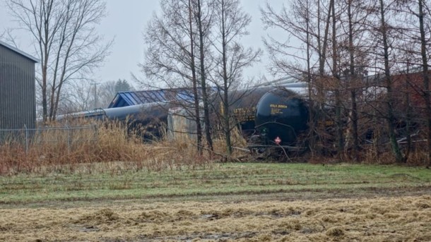 В Канаде сошел с рельсов поезд с химикатами В Канаде сошел с рельсов поезд с химикатами
