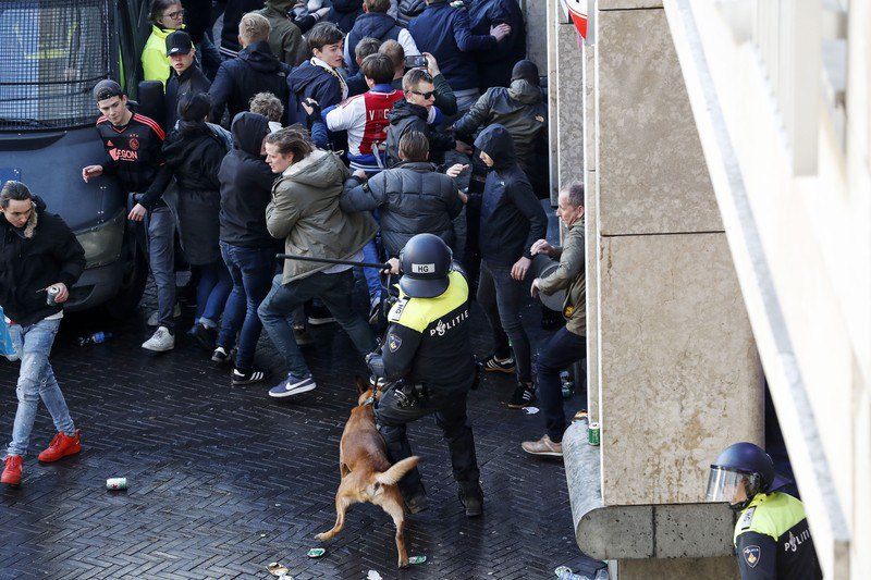 Более сотни ультрас "Ювентуса" с ножами и дубинками были арестованы в Амстердаме (фото)