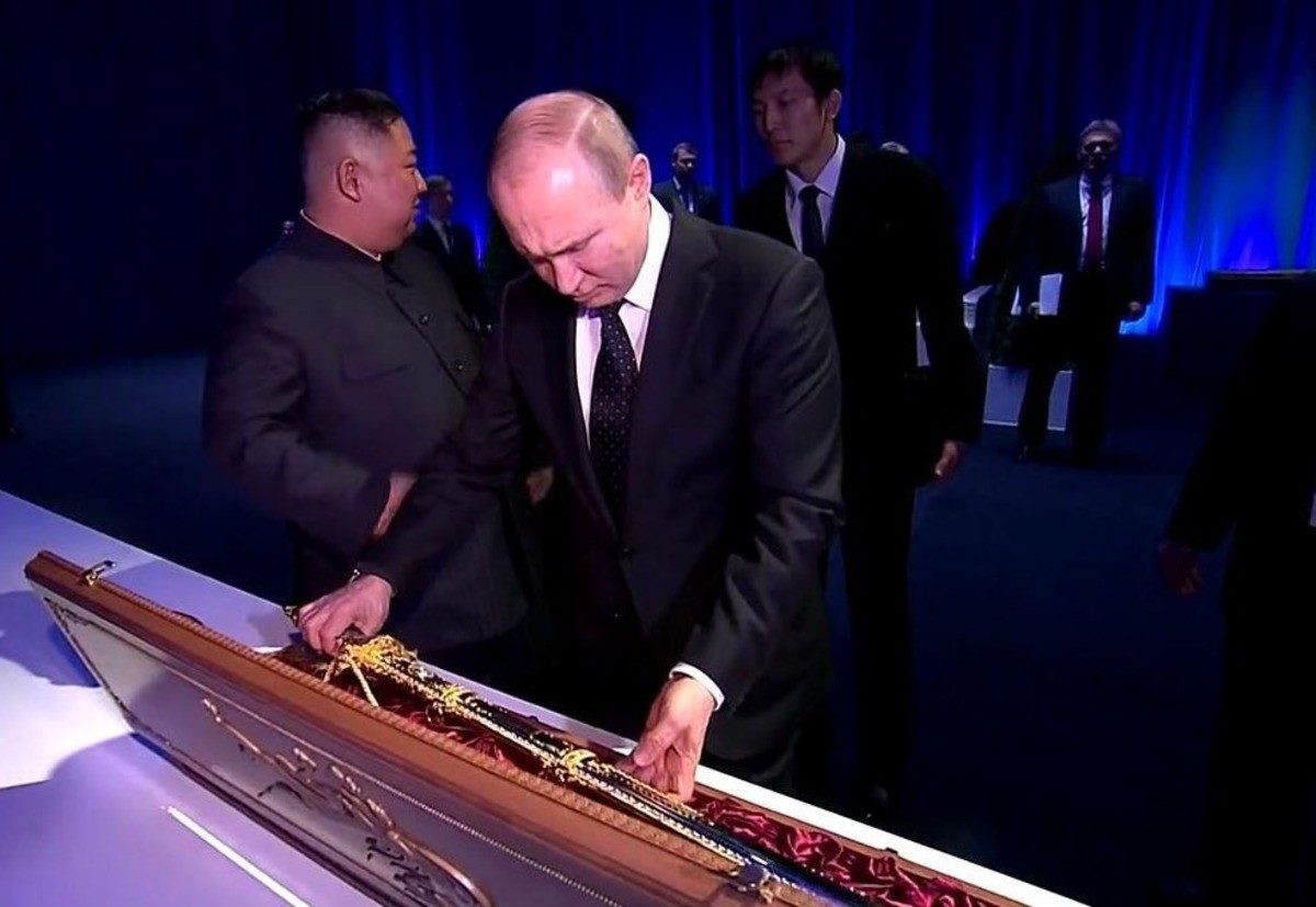 	Ким Чен Ын подарил Путину меч, а тот ему – монетку