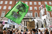 	В Лондоне прошла лежачая забастовка за природу