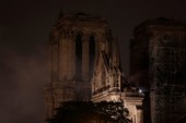 	Почерневший собор и сотни пожарных: как выглядит Нотр-Дам де Пари после разрушительного огня