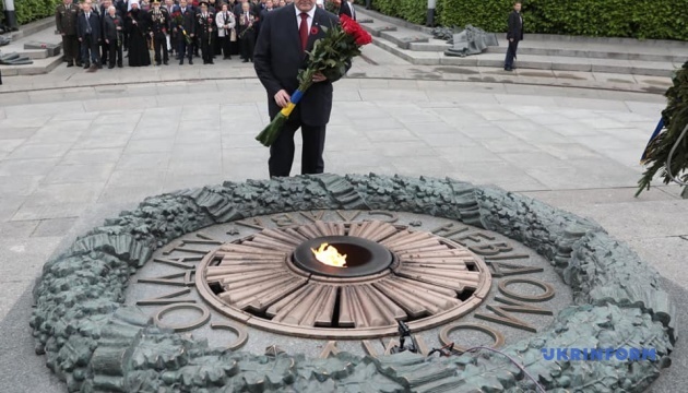 Порошенко и Гройсман возложили цветы к могиле Неизвестного солдата