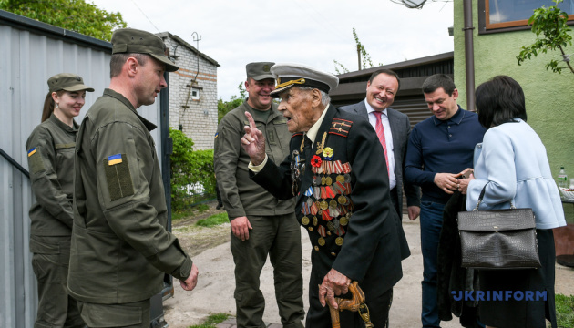 Танцы и оркестр: ветеран Иван Залужный отметил 101-й день рождения