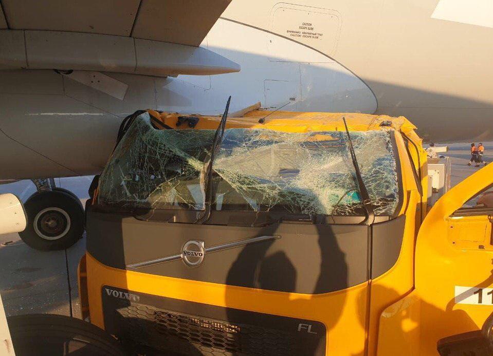 	Грузовик протаранил пассажирский Boeing в аэропорту "Шереметьево"