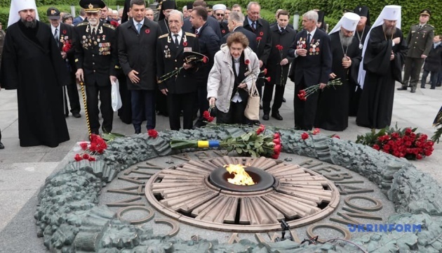 Порошенко и Гройсман возложили цветы к могиле Неизвестного солдата
