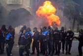 	Бензиновые бомбы против водометов – в Албании прошли стычки между демонстрантами и полицейскими