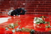 	В Париже демонстранты вылили 300 литров "крови" на ступеньки Трокадеро: яркие фото